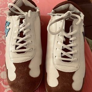 Selling my Toryburch sneakers.